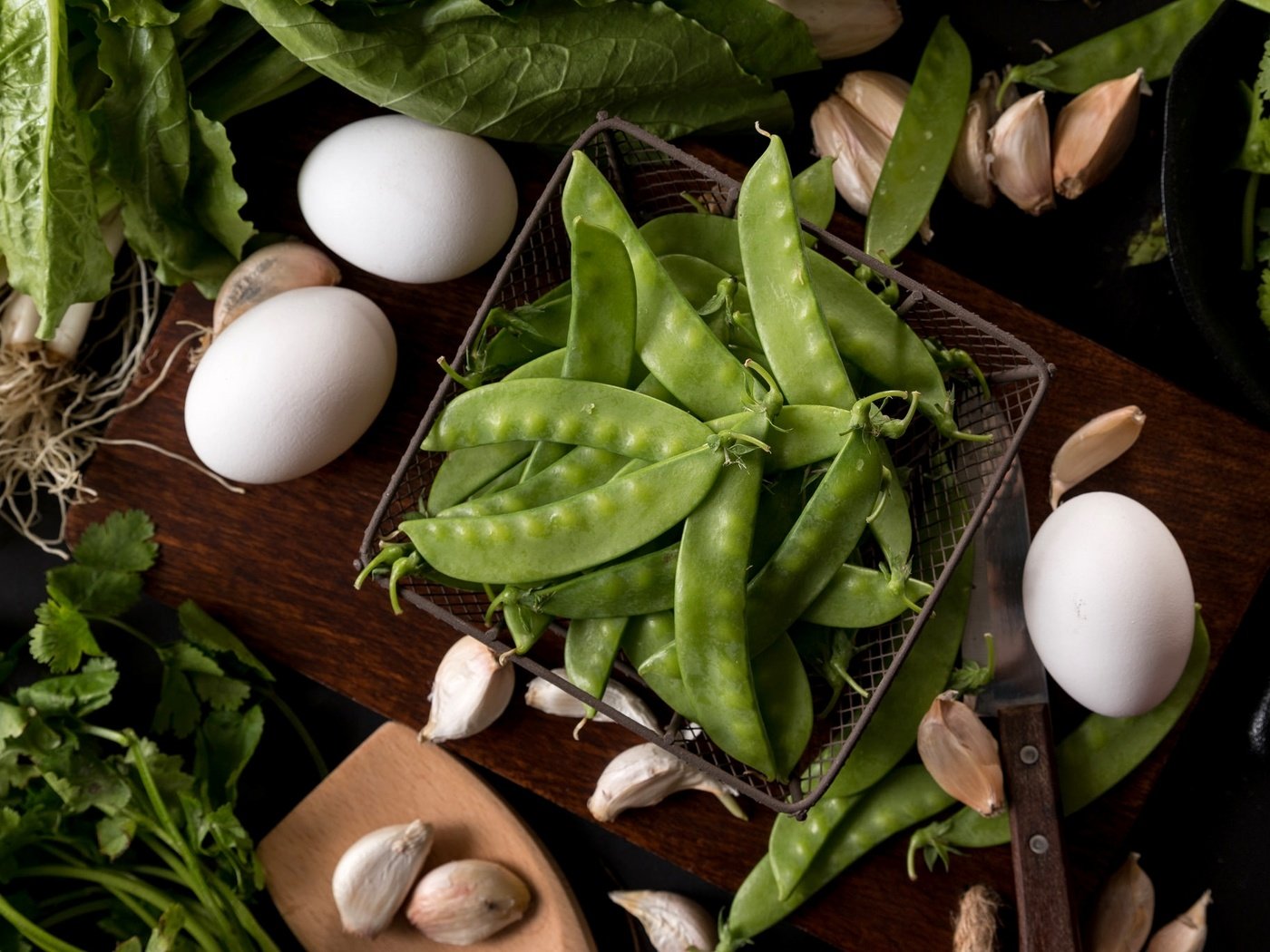 Обои зелёный, яйца, горох, салат, чеснок, петрушка, green, eggs, peas, salad, garlic, parsley разрешение 2048x1365 Загрузить