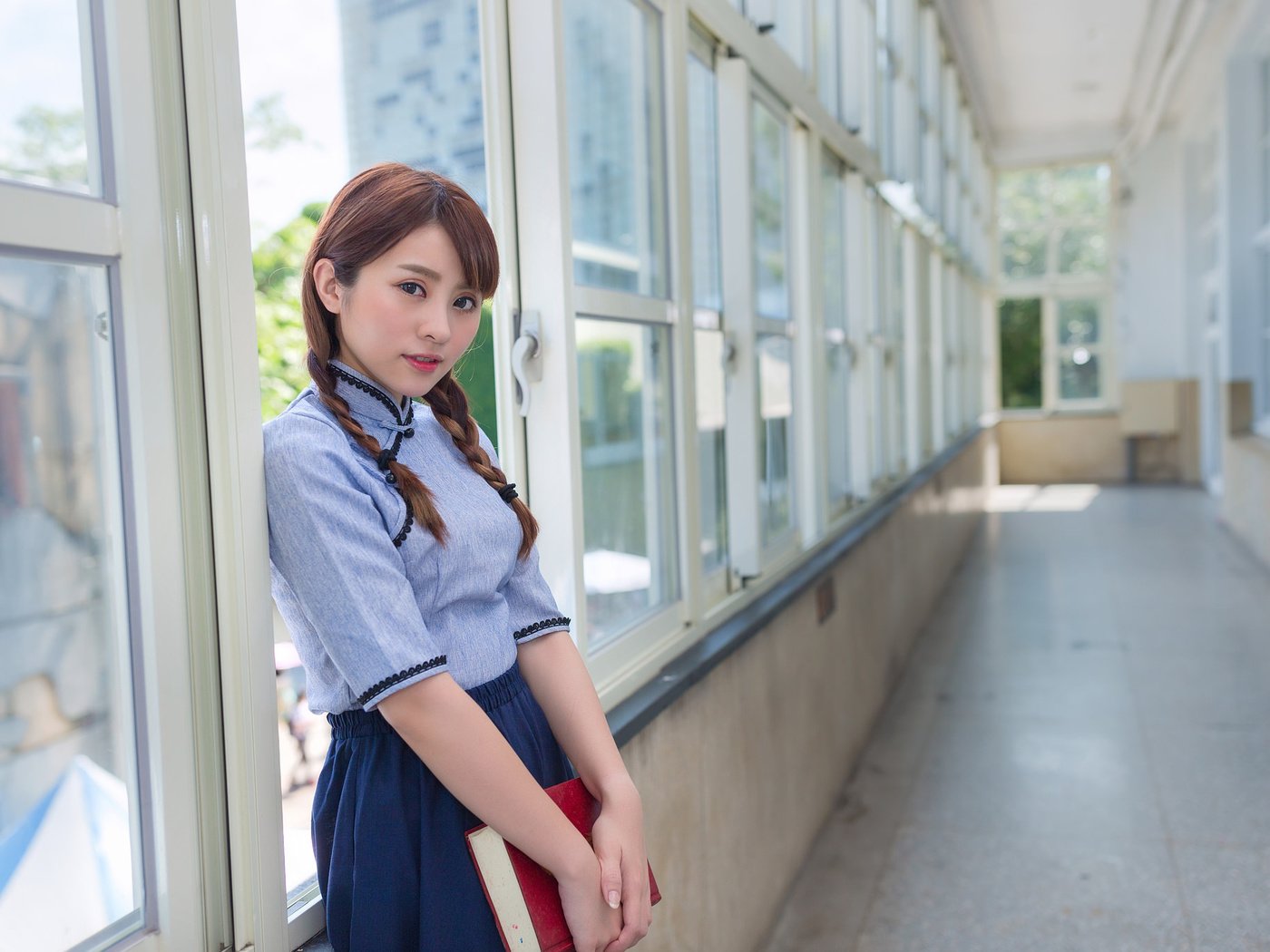 Обои девушка, взгляд, лицо, коридор, книга, азиатка, girl, look, face, corridor, book, asian разрешение 2048x1365 Загрузить