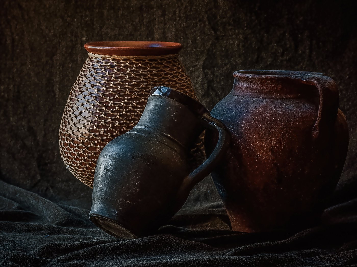 Обои ткань, посуда, кувшин, натюрморт, керамика, fabric, dishes, pitcher, still life, ceramics разрешение 3894x2406 Загрузить