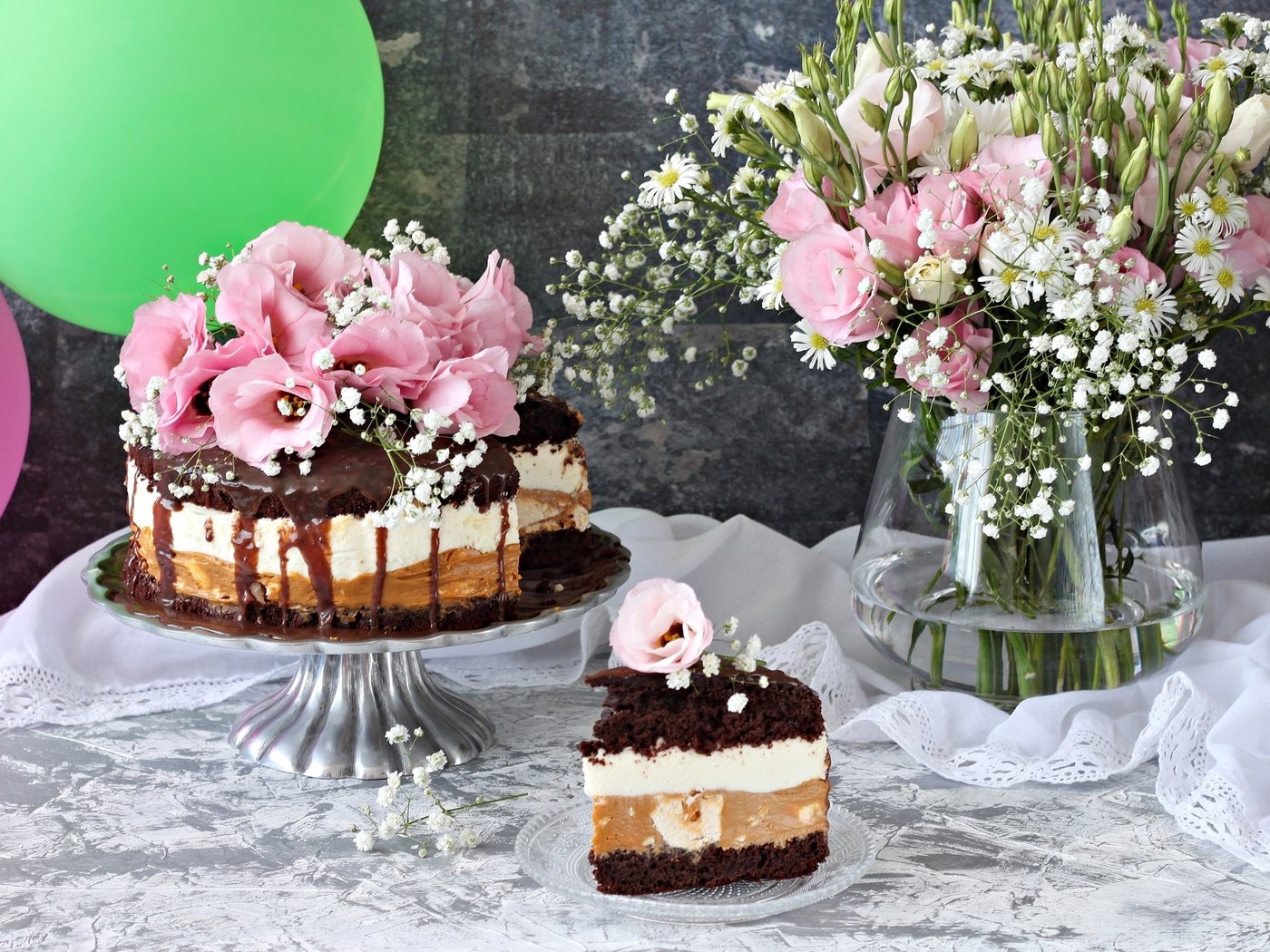 Обои цветы, шарики, шоколад, торт, эустома, flowers, balls, chocolate, cake, eustoma разрешение 2400x1615 Загрузить