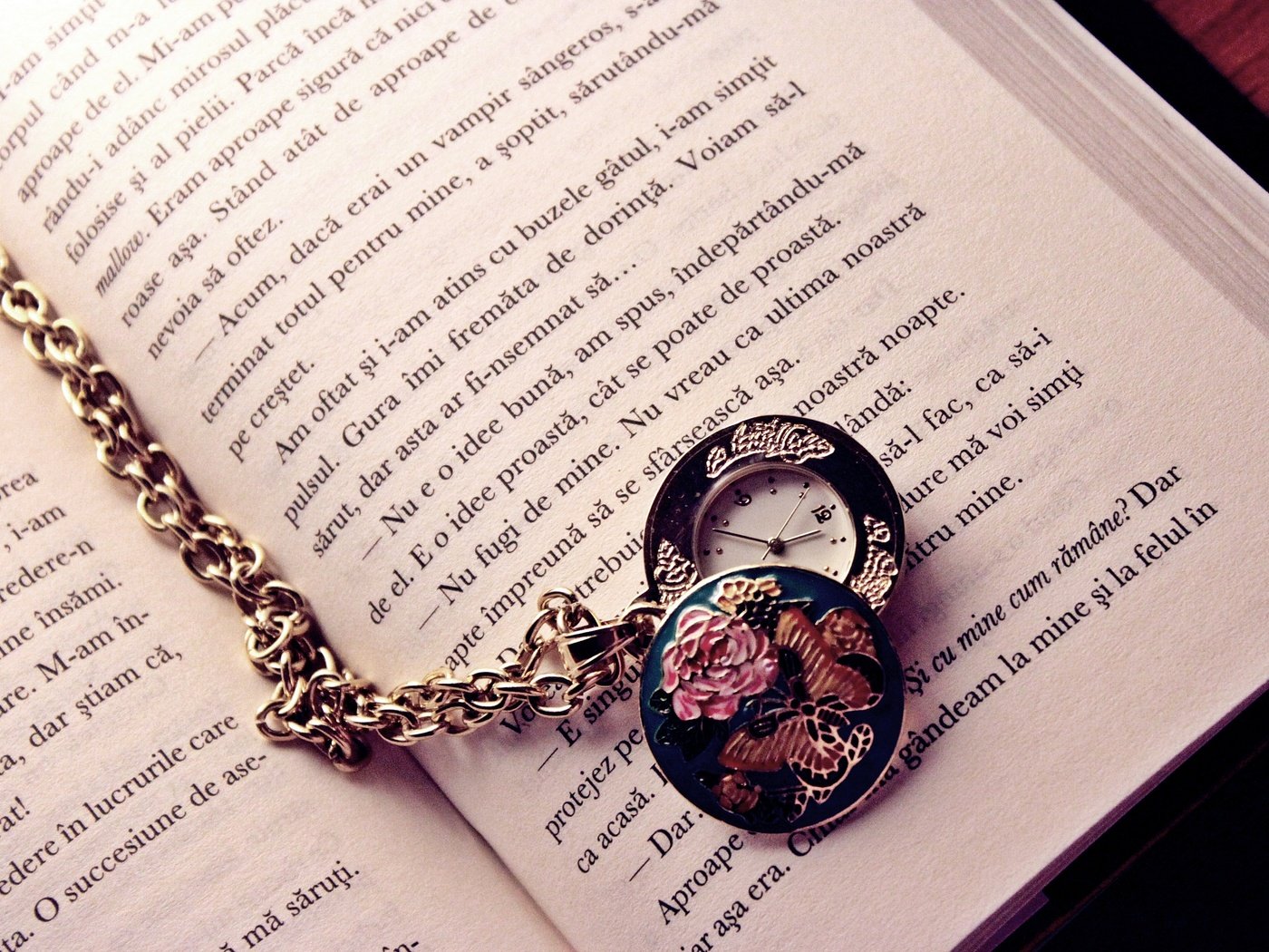 Обои буквы, часы, книга, стрелки, цепочка, страницы, letters, watch, book, arrows, chain, page разрешение 3456x2304 Загрузить