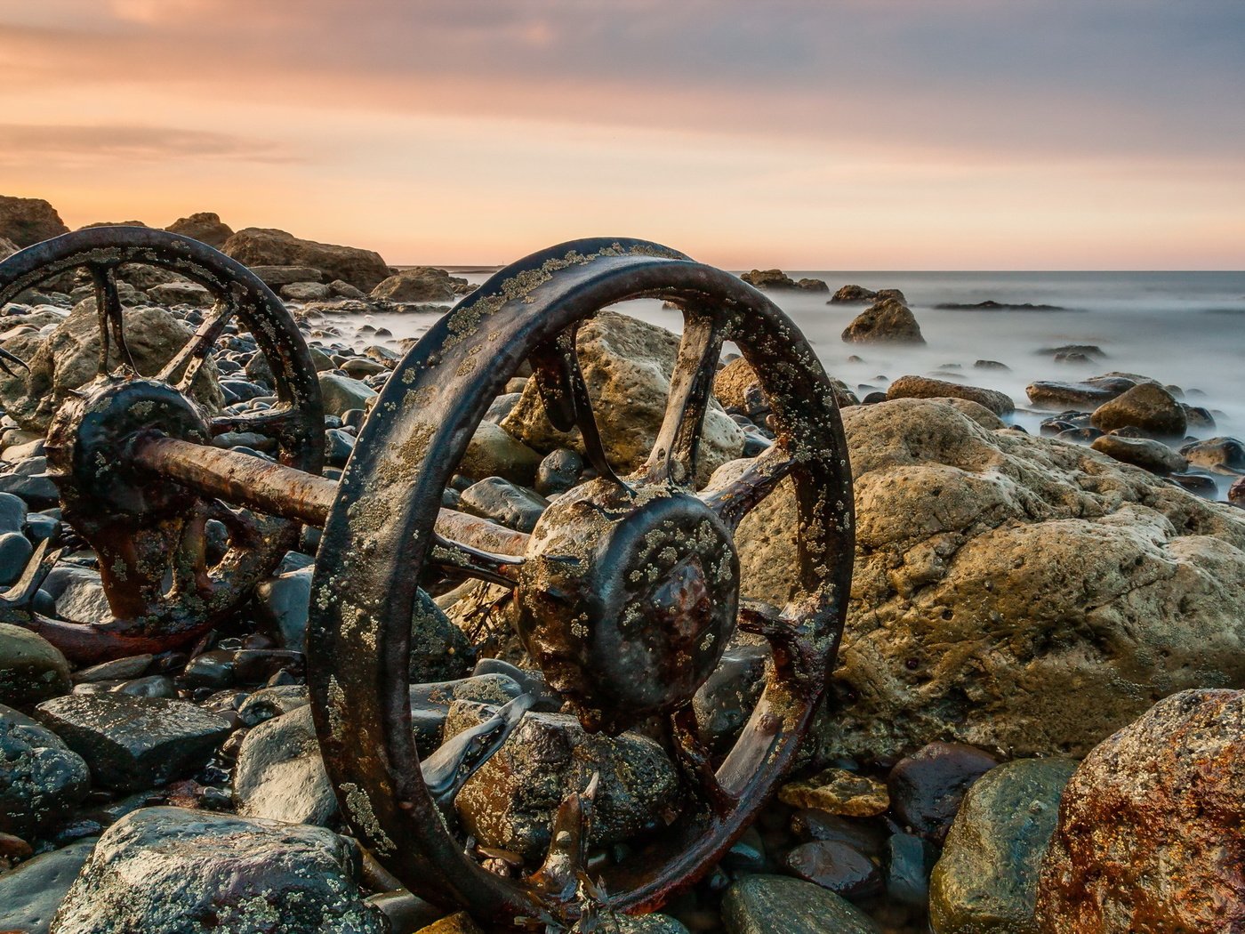 Обои небо, камни, берег, море, колеса, горизонт, побережье, the sky, stones, shore, sea, wheel, horizon, coast разрешение 2560x1600 Загрузить