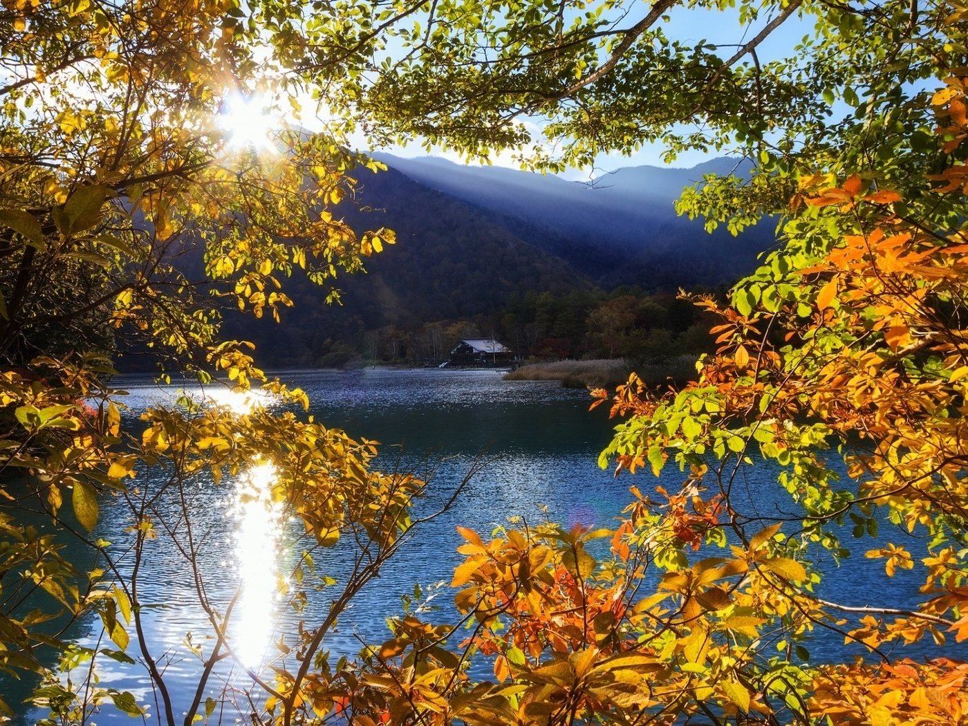 Обои озеро, горы, солнце, осень, lake, mountains, the sun, autumn разрешение 1920x1080 Загрузить