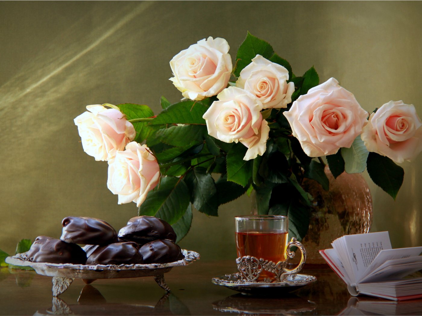 Обои розы, букет, чай, шоколад, книга, зефир, натюрморт, roses, bouquet, tea, chocolate, book, marshmallows, still life разрешение 1920x1217 Загрузить