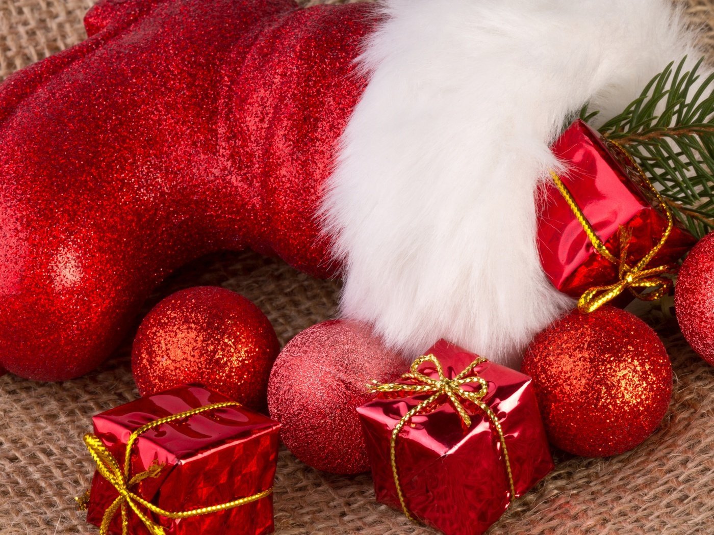 Обои новый год, новогодние украшения, шары, сапог, новогодние, подарки, красный, игрушки, праздник, мех, new year, christmas decorations, balls, boots, christmas, gifts, red, toys, holiday, fur разрешение 2880x1920 Загрузить