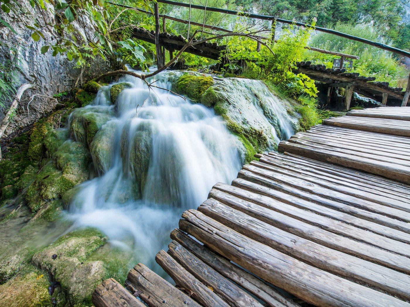 Обои скалы, камни, водопад, мох, мостки, rocks, stones, waterfall, moss, bridges разрешение 2880x1922 Загрузить