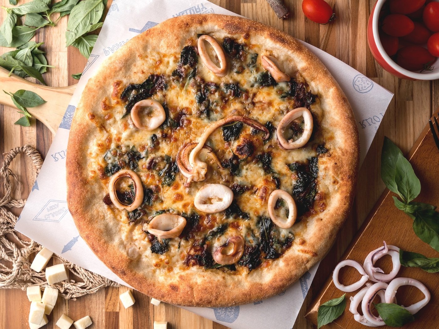 Обои сыр, пицца, кальмары, базилик, cheese, pizza, squid, basil разрешение 2048x1365 Загрузить