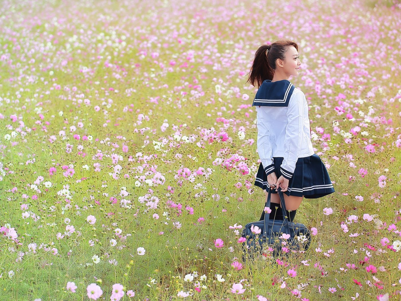 Обои цветы, девушка, поле, лето, форма, сумка, flowers, girl, field, summer, form, bag разрешение 2048x1365 Загрузить