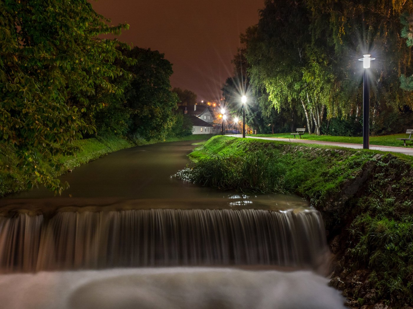 Обои ночь, деревья, фонари, река, водопад, загреб, night, trees, lights, river, waterfall, zagreb разрешение 2560x1600 Загрузить