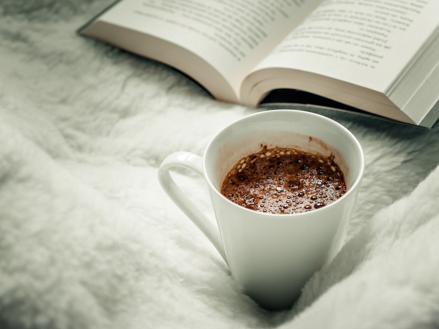 Обои кофе, чашка, книга, чтение, coffee, cup, book, reading разрешение 3872x2592 Загрузить