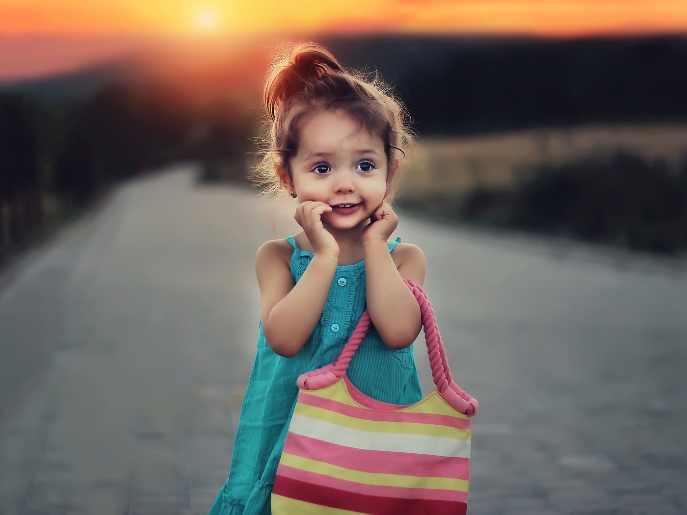 Обои дорога, закат, дети, девочка, ребенок, сумерки, сумка, road, sunset, children, girl, child, twilight, bag разрешение 5483x3599 Загрузить