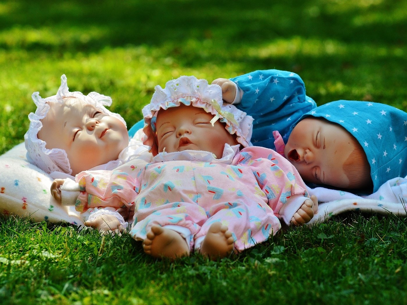 Обои трава, дети, игрушки, малыши, куклы, новорожденные, grass, children, toys, kids, doll, newborns разрешение 2000x1330 Загрузить