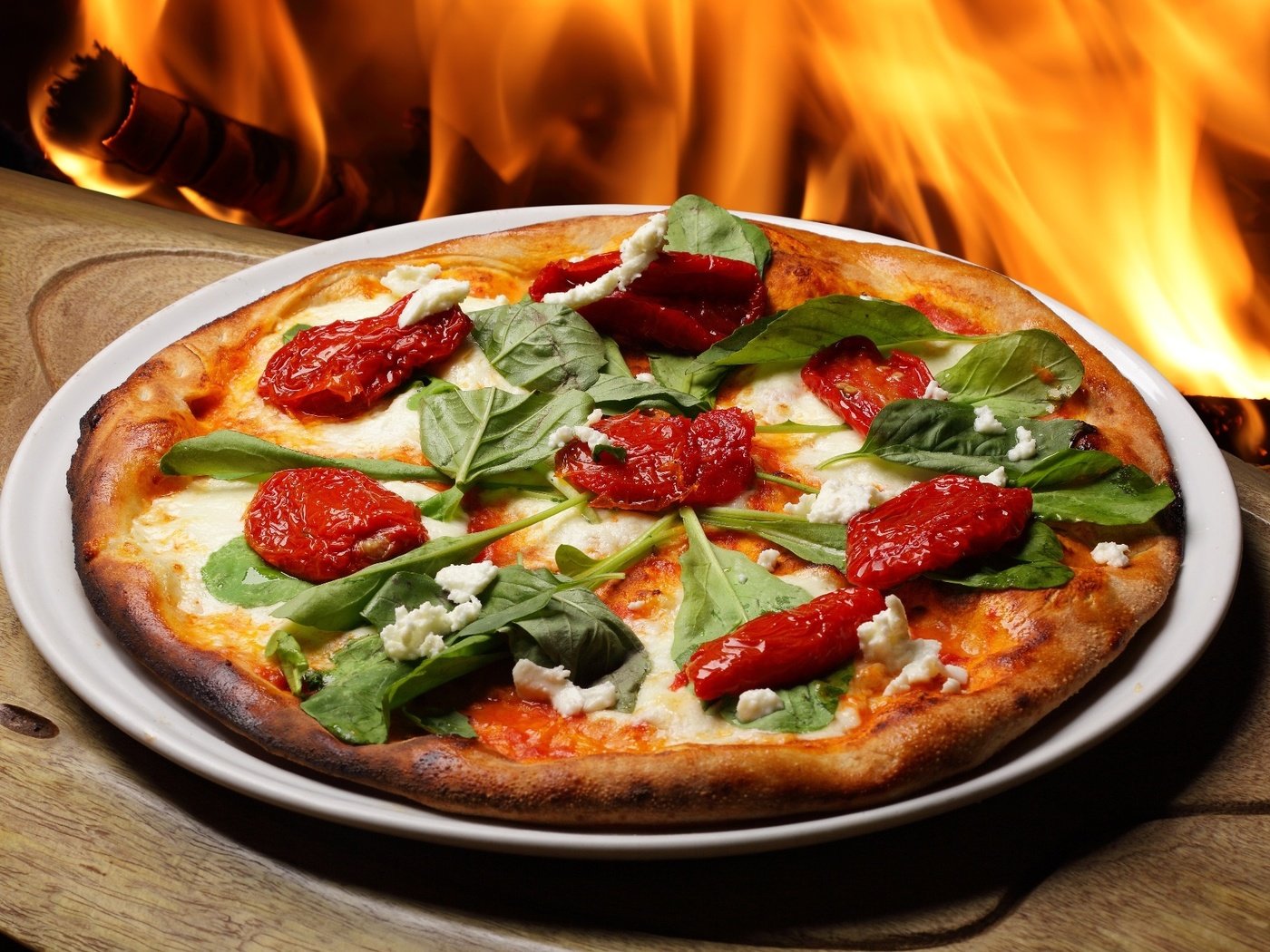 Обои огонь, помидоры, пицца, руккола, fire, tomatoes, pizza, arugula разрешение 1933x1325 Загрузить