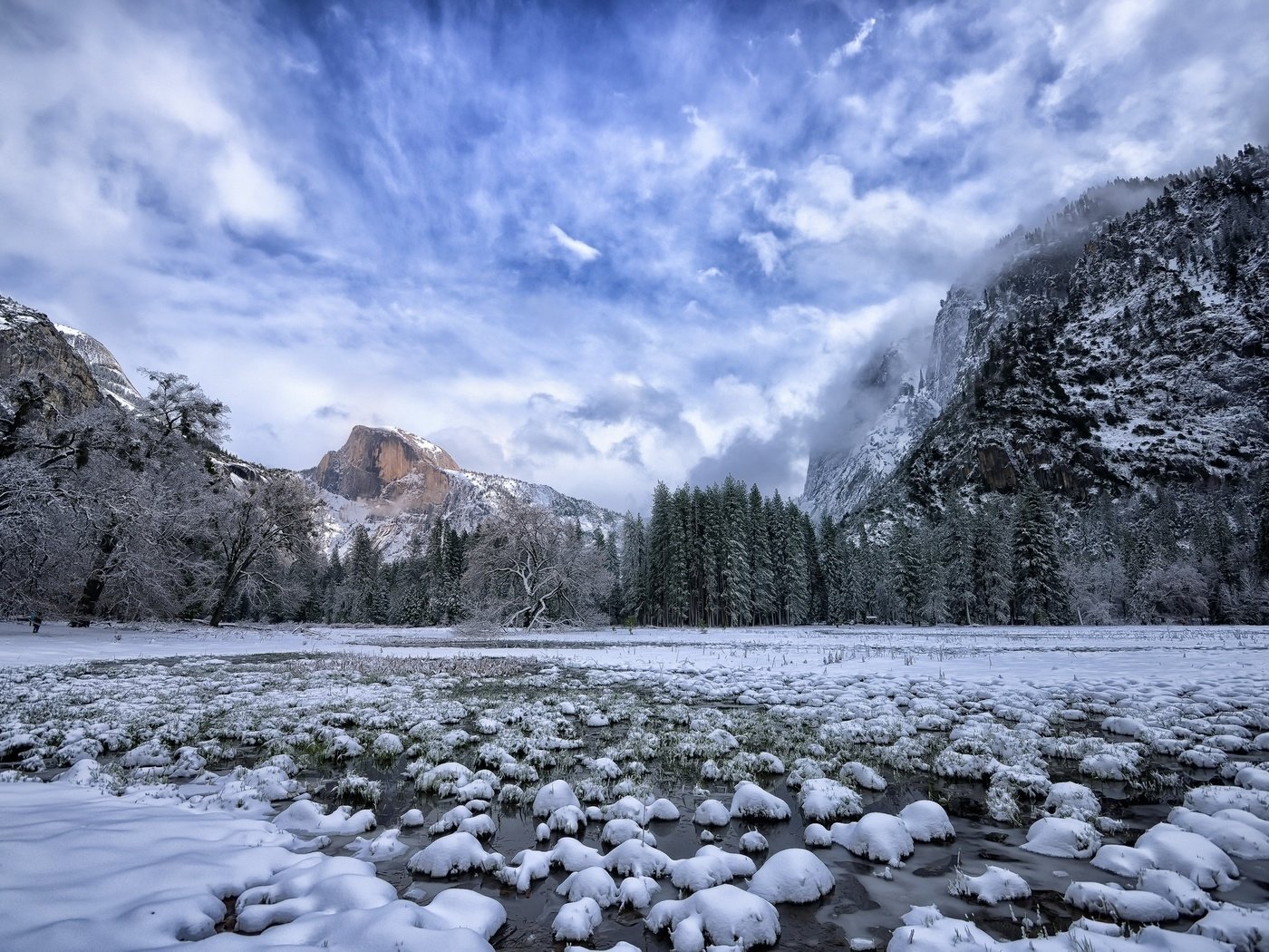 Обои небо, облака, деревья, горы, природа, зима, the sky, clouds, trees, mountains, nature, winter разрешение 2048x1365 Загрузить