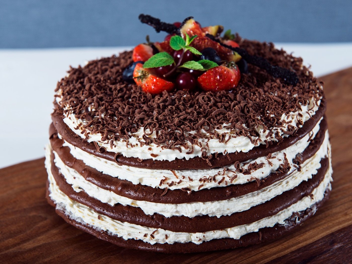 Обои ягоды, шоколад, торт, слои, berries, chocolate, cake, layers разрешение 2000x1295 Загрузить