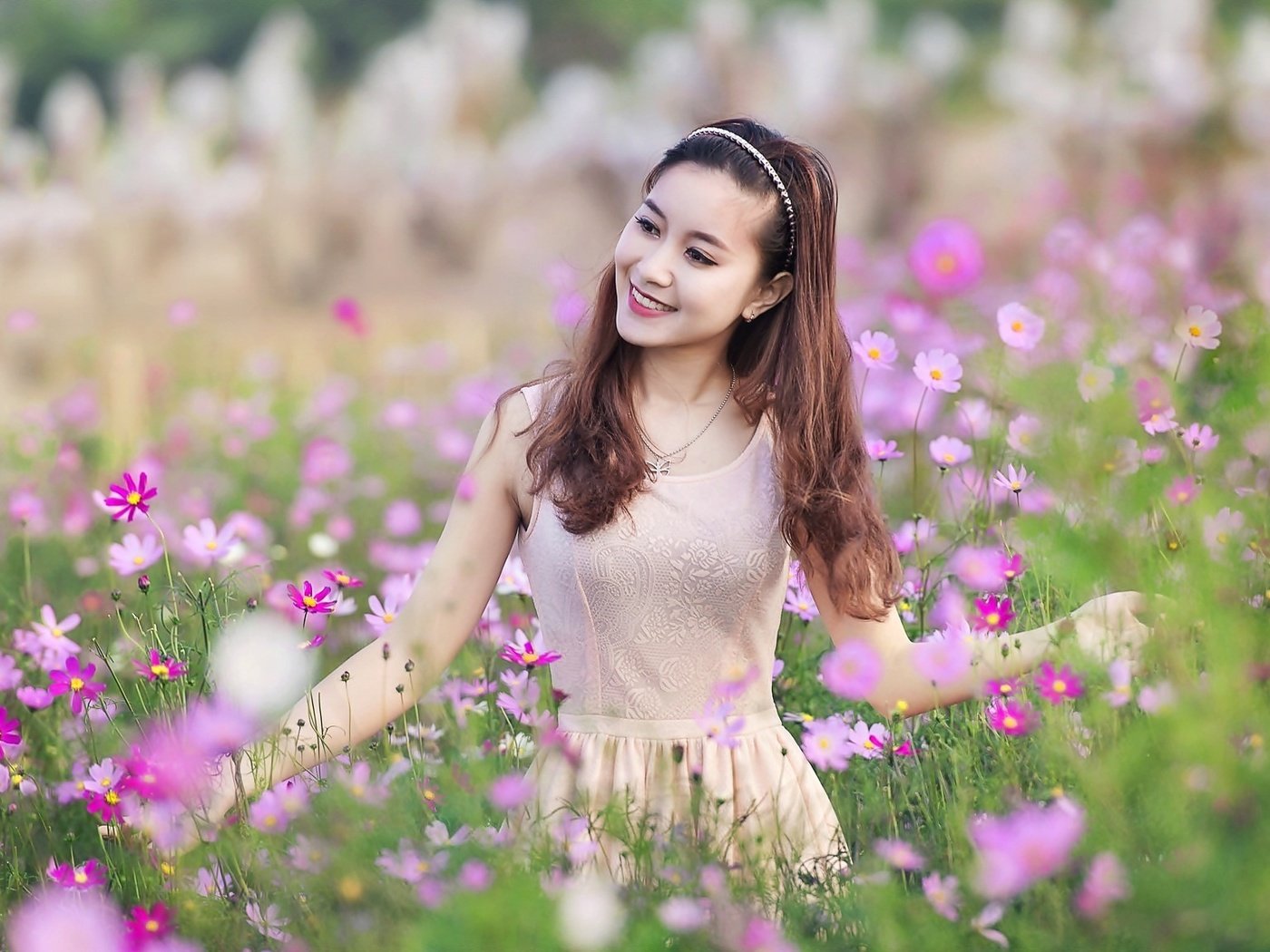 Обои цветы, девушка, улыбка, лето, азиатка, космея, flowers, girl, smile, summer, asian, kosmeya разрешение 2048x1152 Загрузить