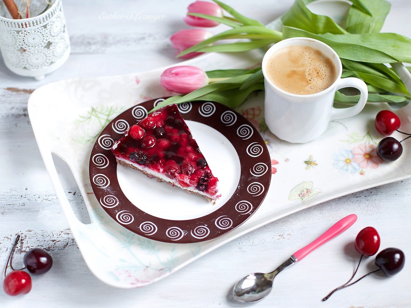 Обои цветы, кофе, ягоды, тюльпаны, вишня, пирог, кусок, flowers, coffee, berries, tulips, cherry, pie, piece разрешение 2000x1367 Загрузить