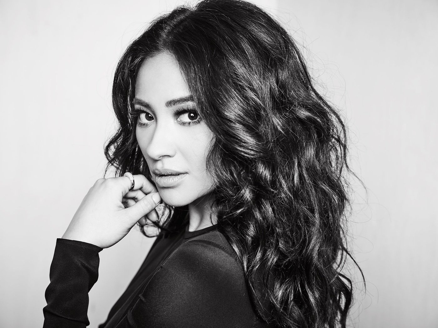 Обои портрет, чёрно-белое, актриса, локоны, шей митчелл, portrait, black and white, actress, curls, shay mitchell разрешение 2048x1365 Загрузить