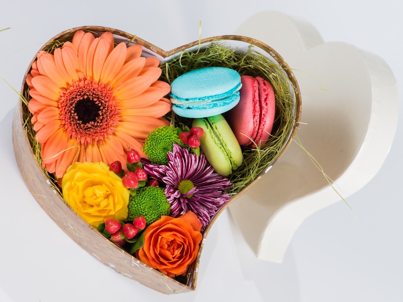 Обои цветы, сердечко, подарок, коробка, печенье, макаруны, flowers, heart, gift, box, cookies, macaroon разрешение 7360x4912 Загрузить