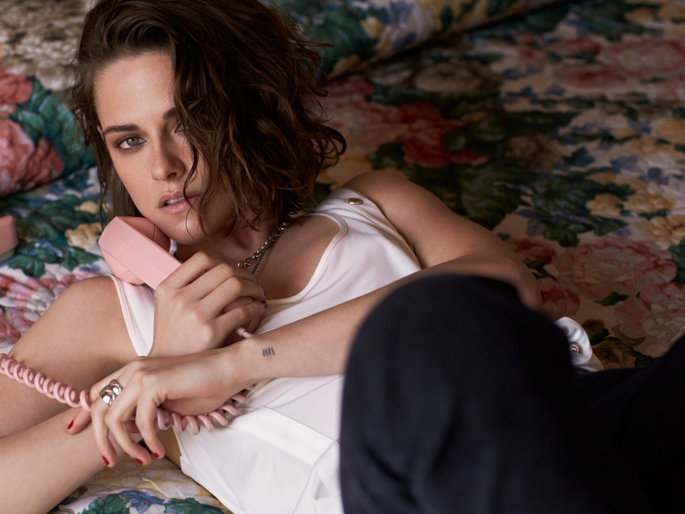 Обои взгляд, кристен стюарт, телефон, волос, койка, aктриса, look, kristen stewart, phone, hair, bed, actress разрешение 6480x4320 Загрузить