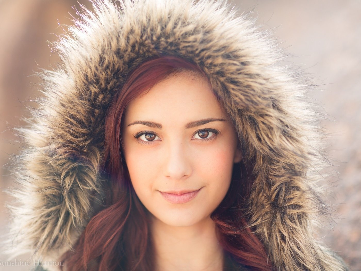 Обои девушка, улыбка, взгляд, волосы, мех, рыжеволосая, girl, smile, look, hair, fur, redhead разрешение 2048x1365 Загрузить