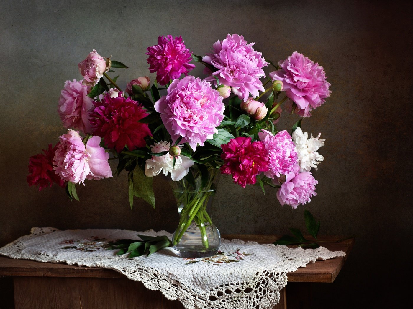 Обои цветы, букет, салфетка, натюрморт, пионы, flowers, bouquet, napkin, still life, peonies разрешение 2500x1756 Загрузить