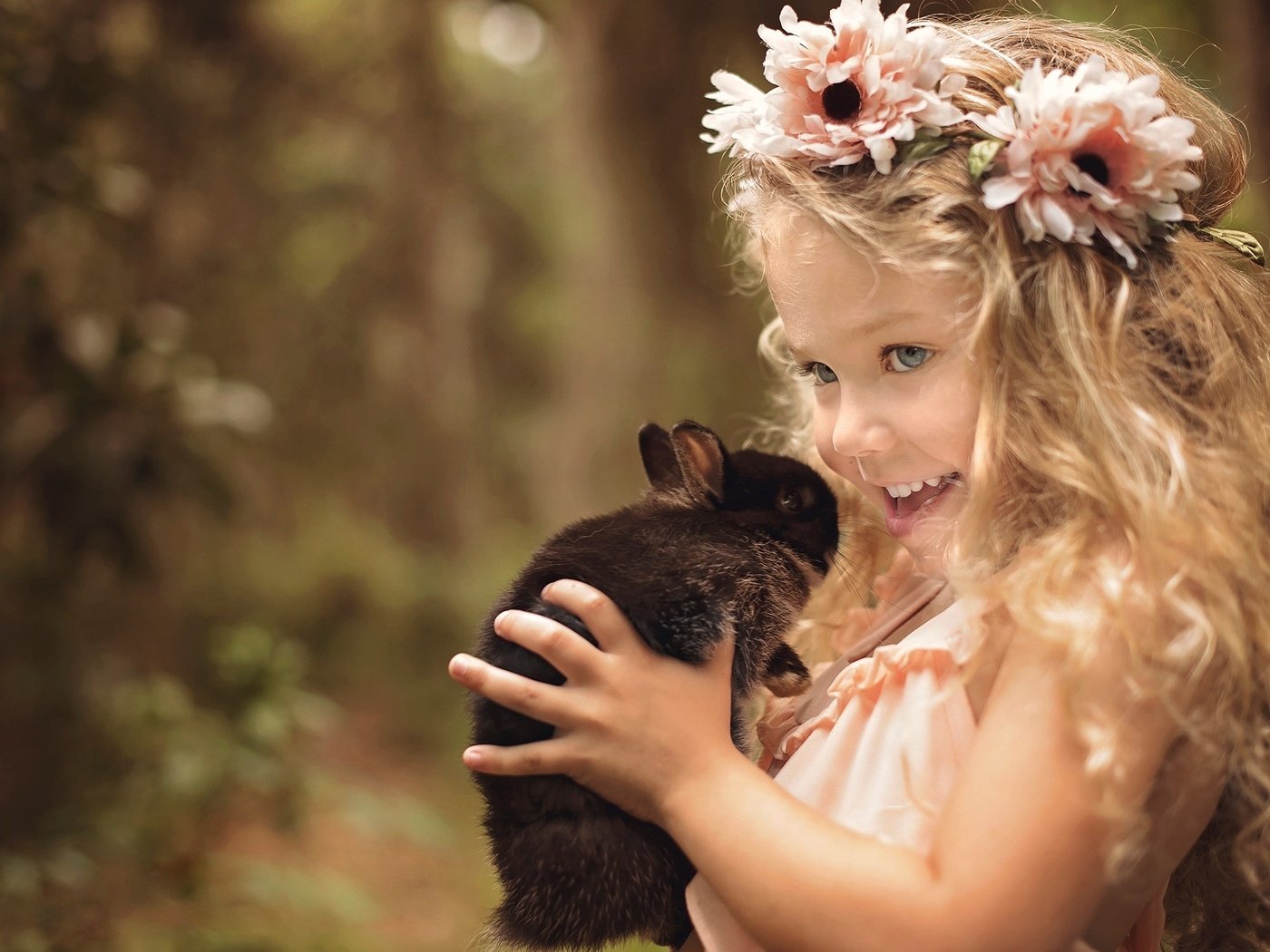 Обои цветы, ребенок, природа, кролик, улыбка, животное, локоны, дети, венок, радость, девочка, волосы, лицо, flowers, child, nature, rabbit, animal, smile, curls, children, wreath, joy, girl, hair, face разрешение 2048x1368 Загрузить