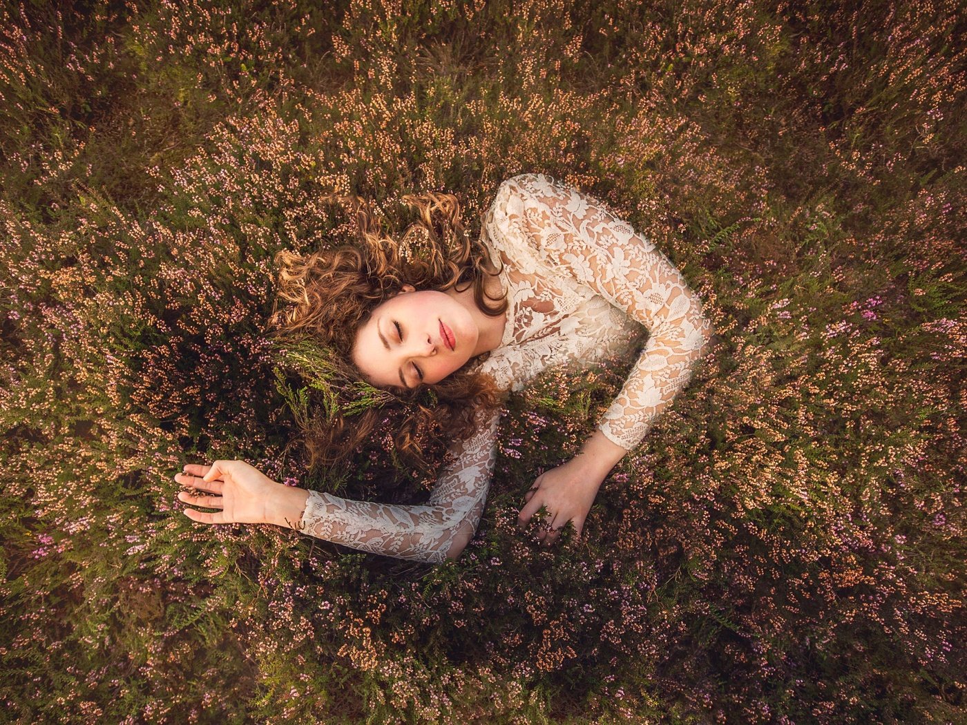 Обои цветы, природа, девушка, платье, сон, flowers, nature, girl, dress, sleep разрешение 2048x1425 Загрузить