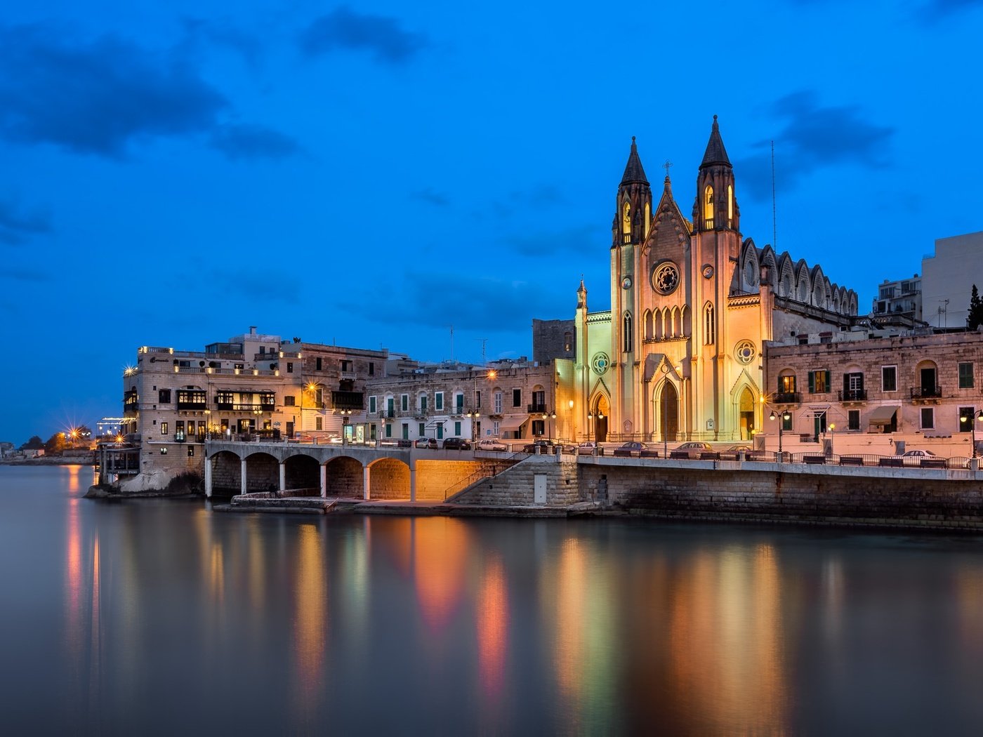 Обои огни, вода, отражение, собор, здания, мальта, валлетта, lights, water, reflection, cathedral, building, malta, valletta разрешение 2048x1366 Загрузить