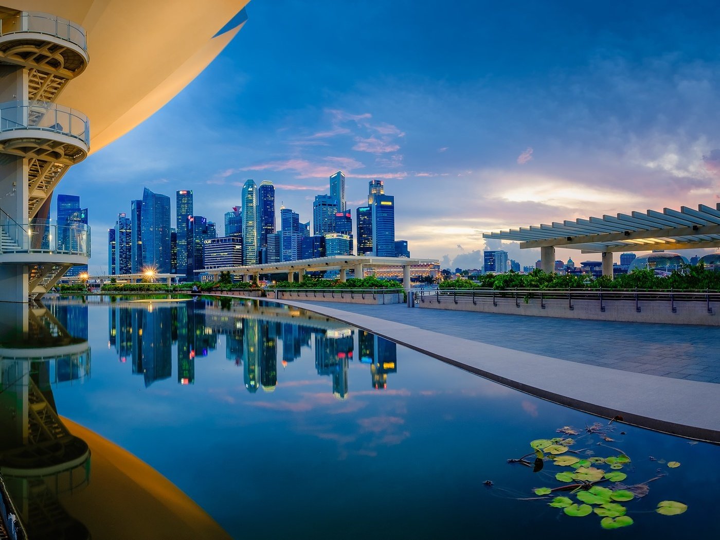 Обои небо, облака, отражение, сингапур, marina bay sands, arts and science museum, the sky, clouds, reflection, singapore разрешение 2048x1152 Загрузить