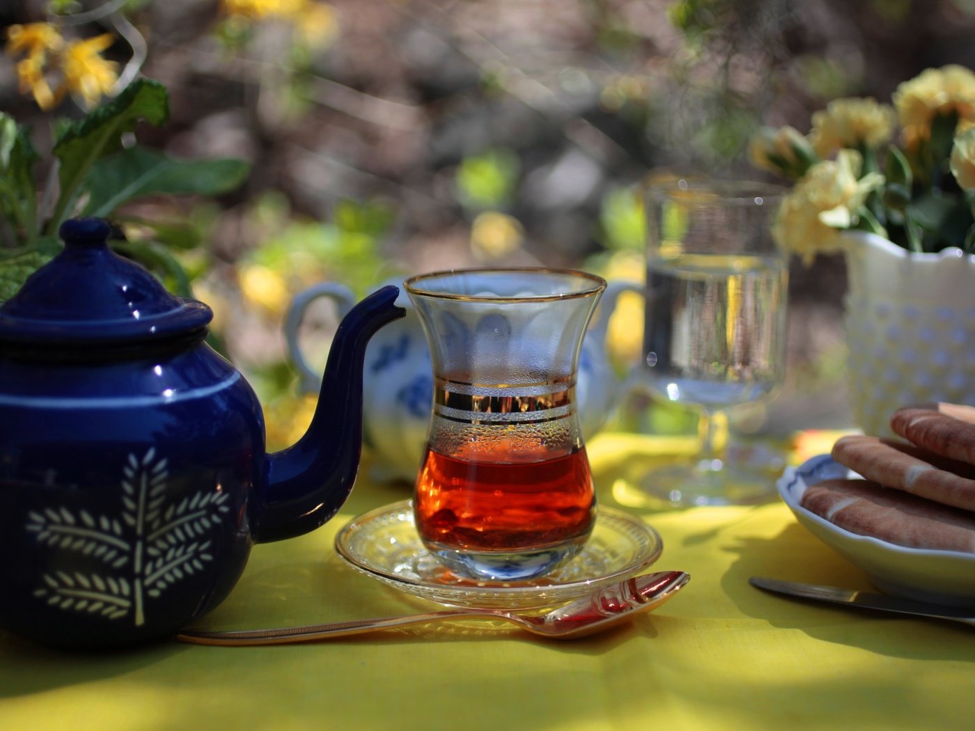 Обои стол, чай, посуда, чайник, table, tea, dishes, kettle разрешение 2400x1541 Загрузить