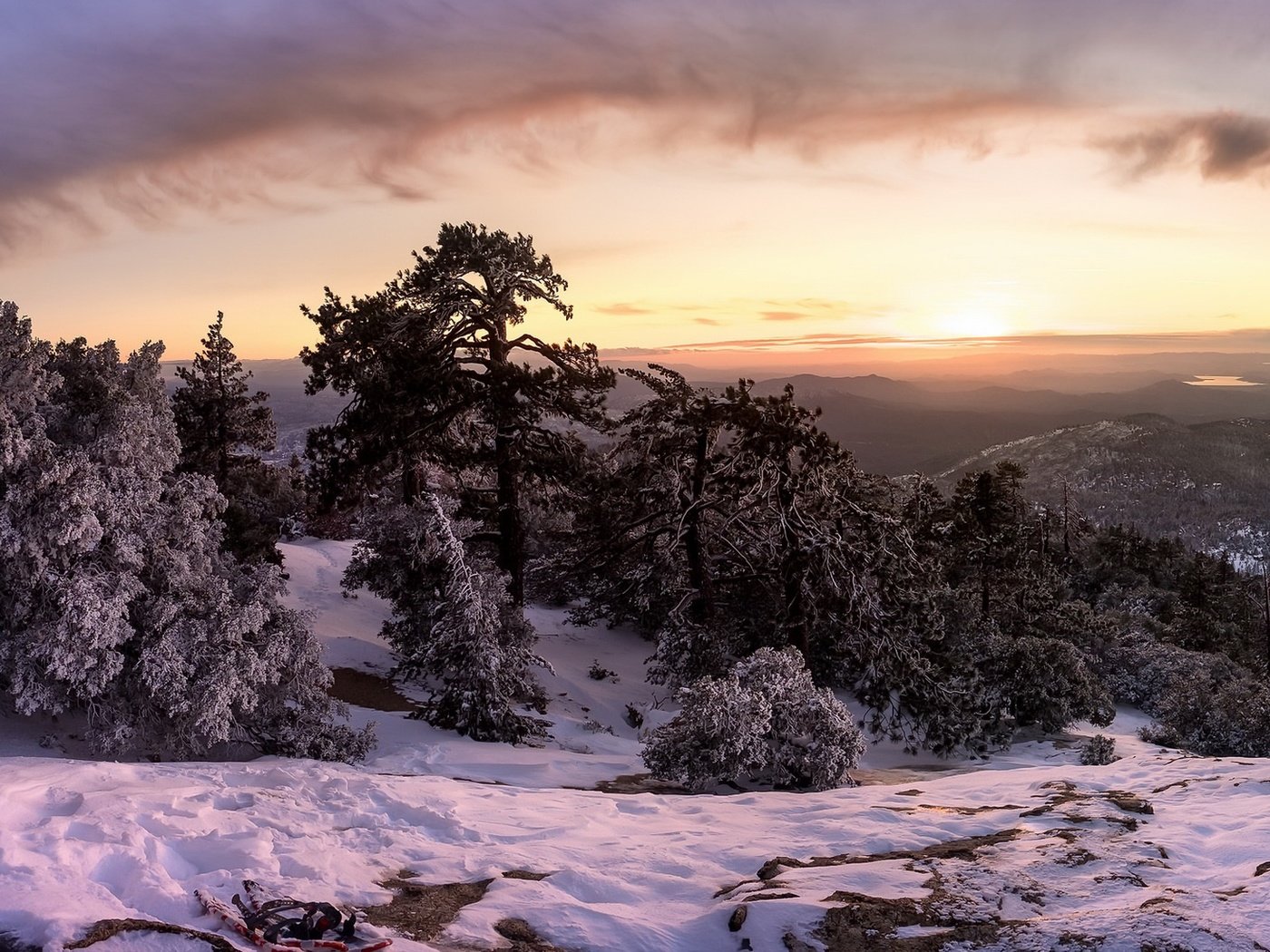 Обои деревья, горы, снег, лес, закат, зима, trees, mountains, snow, forest, sunset, winter разрешение 1920x1100 Загрузить