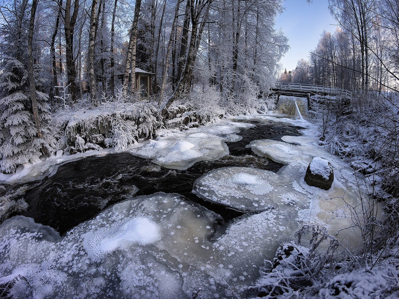 Обои деревья, река, лес, зима, пейзаж, мост, лёд, trees, river, forest, winter, landscape, bridge, ice разрешение 2048x1361 Загрузить