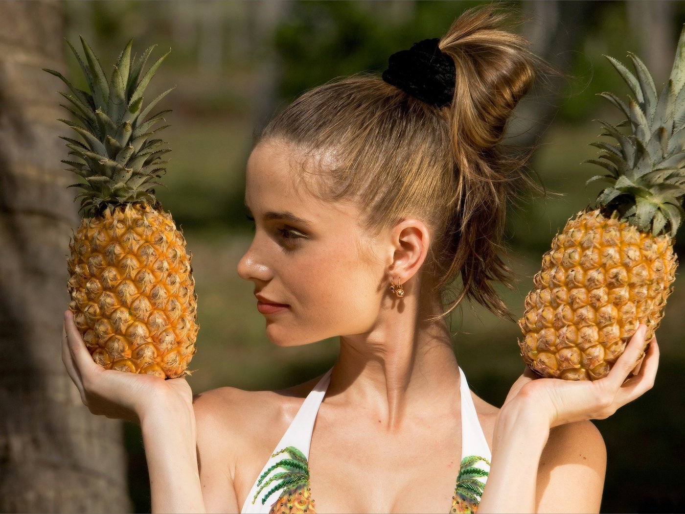 Обои девушка, взгляд, профиль, волосы, лицо, ананасы, girl, look, profile, hair, face, pineapples разрешение 3000x2000 Загрузить
