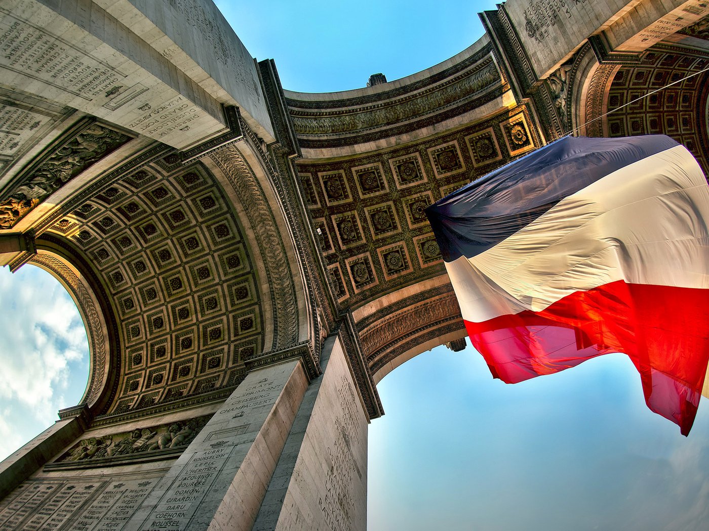 Обои париж, флаг, триумфальная арка, колонны, франция, paris, flag, arch, columns, france разрешение 1920x1200 Загрузить