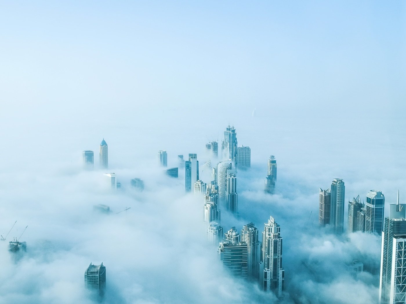 Обои туман, дома, здания, дубаи, оаэ, fog, home, building, dubai, uae разрешение 2048x1301 Загрузить