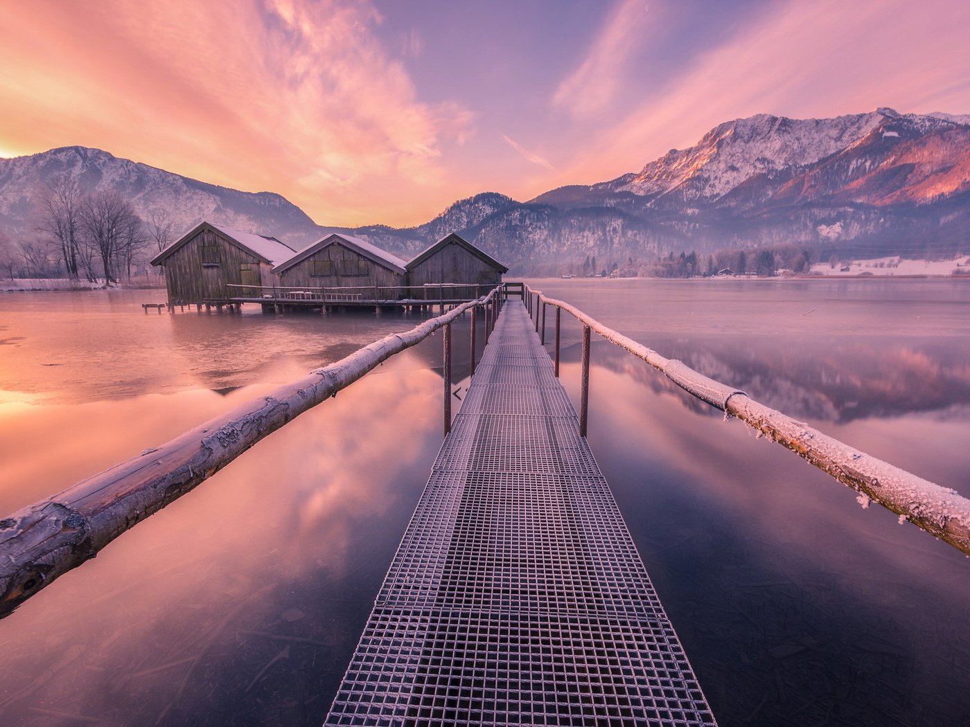 Обои вода, озеро, горы, зима, мост, домики, water, lake, mountains, winter, bridge, houses разрешение 2047x1301 Загрузить