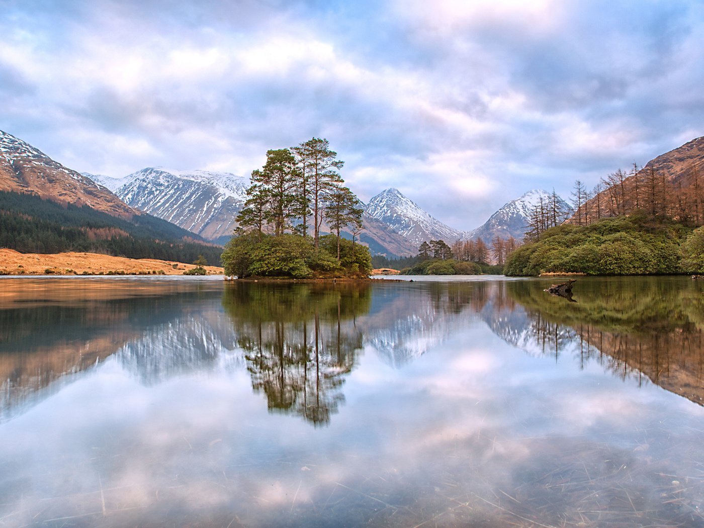 Обои небо, облака, деревья, вода, озеро, горы, отражение, островок, the sky, clouds, trees, water, lake, mountains, reflection, island разрешение 2560x1445 Загрузить