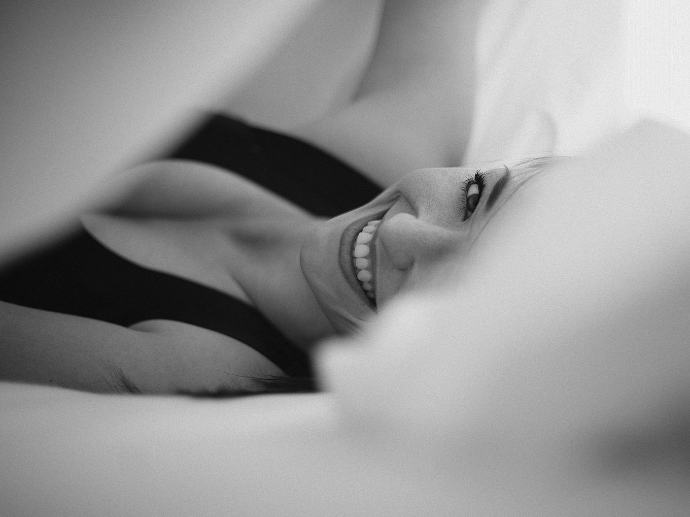 Обои девушка, улыбка, взгляд, чёрно-белое, girl, smile, look, black and white разрешение 2048x1365 Загрузить