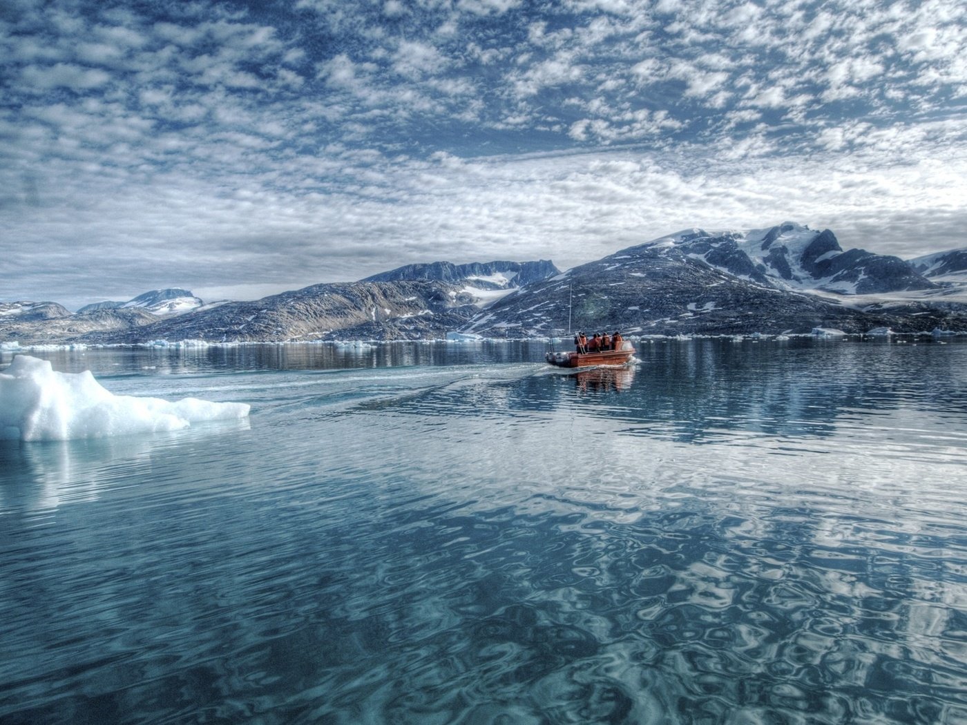 Обои холмы, снег, зима, море, лодка, льдины, рыбаки, hills, snow, winter, sea, boat, ice, fishermen разрешение 1920x1200 Загрузить