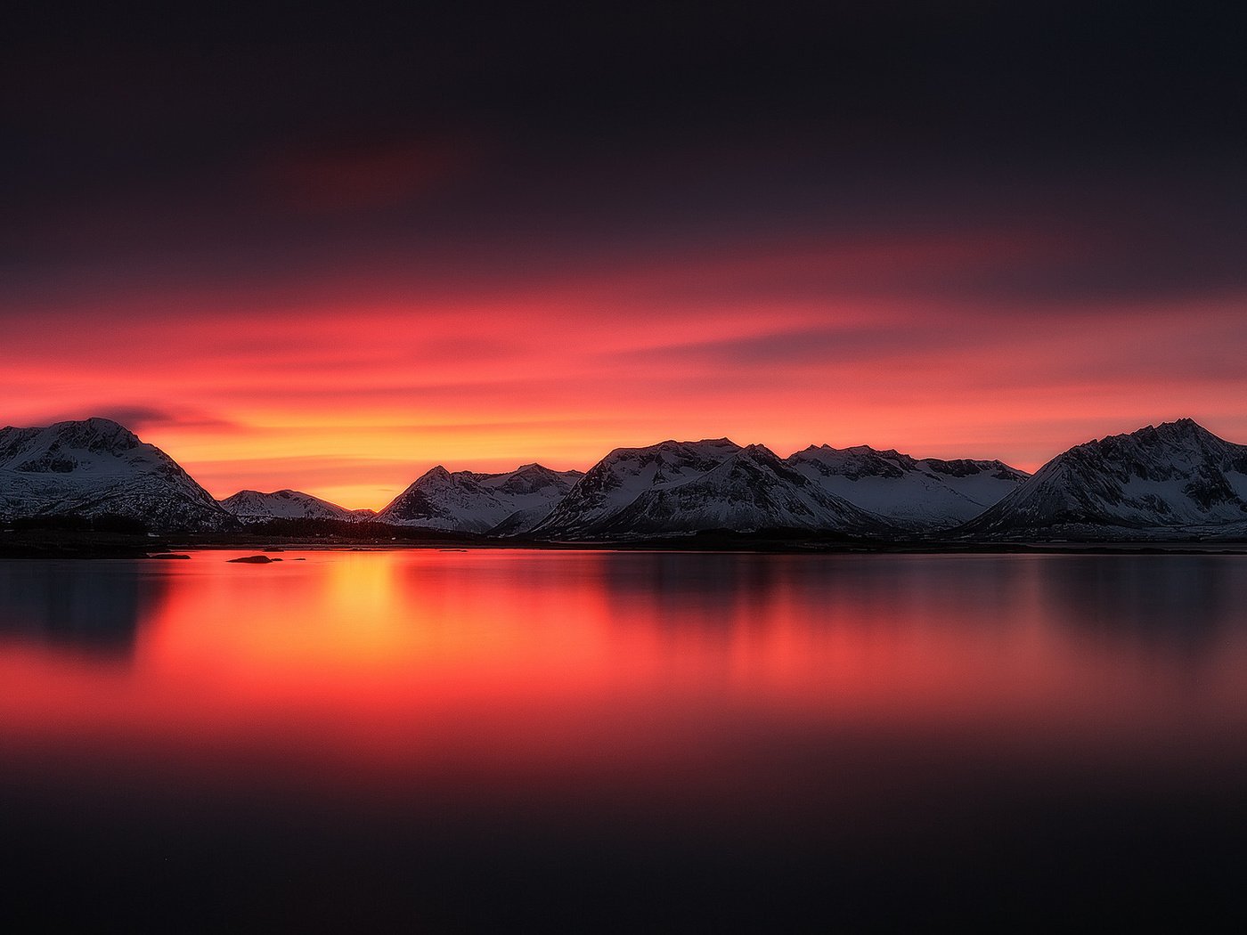 Фотография размером 1024 2048. Красивый пейзаж на фоне гор. Горы и небо красное. Пейзаж закат горы красный. Горы озеро закат.