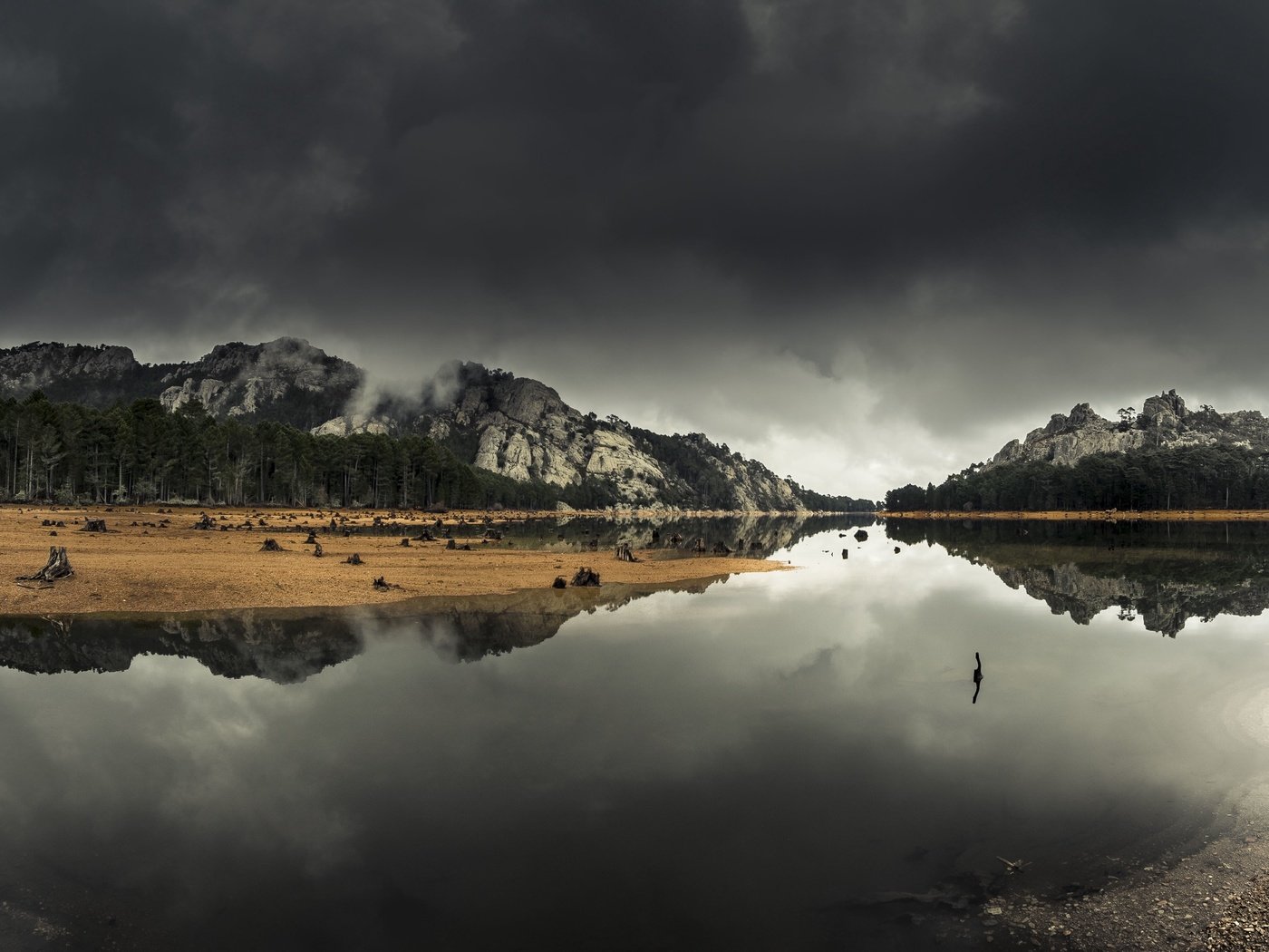 Обои облака, деревья, озеро, горы, берег, отражение, холм, clouds, trees, lake, mountains, shore, reflection, hill разрешение 2560x1594 Загрузить