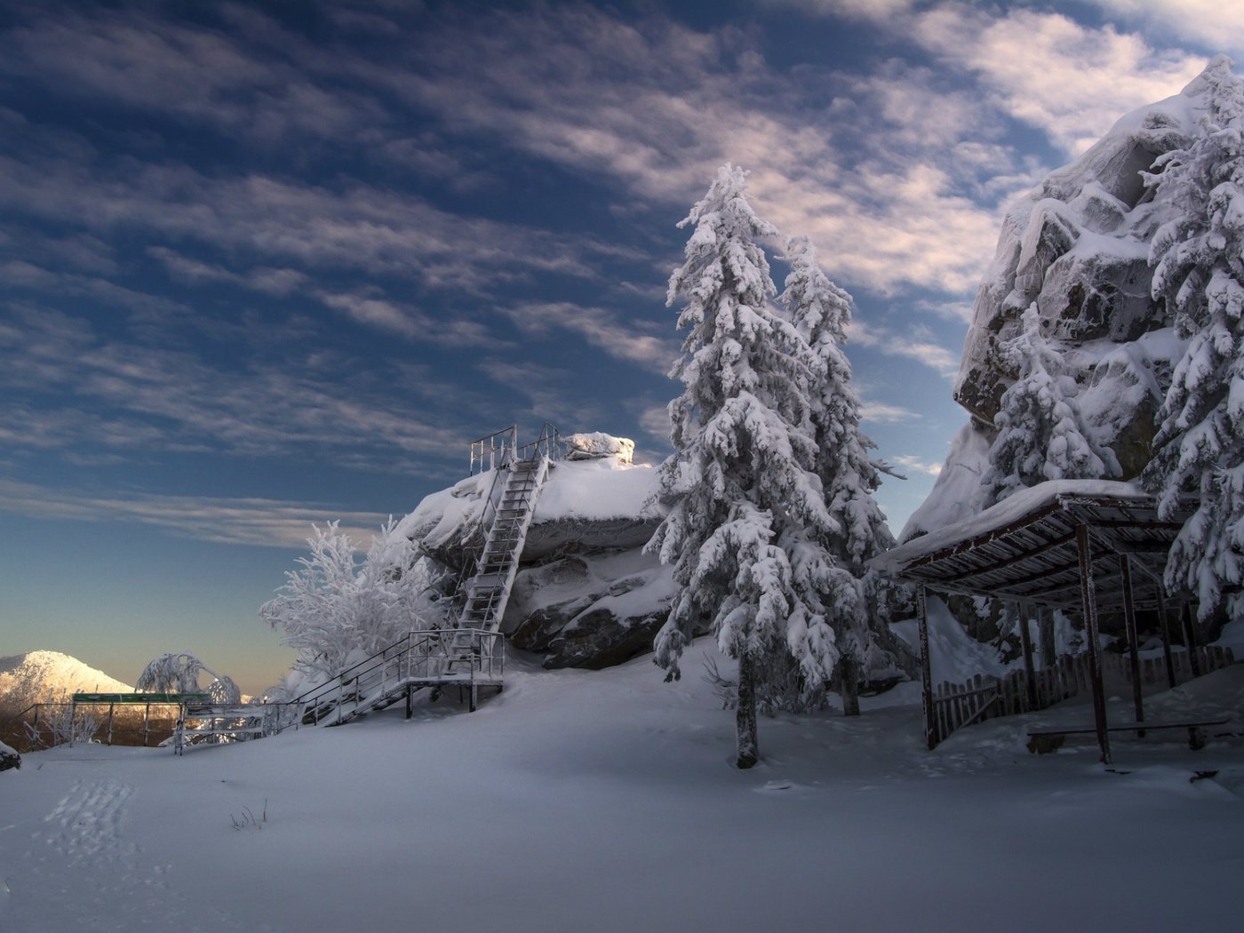 Обои облака, деревья, снег, лестница, зима, холод, clouds, trees, snow, ladder, winter, cold разрешение 1920x1280 Загрузить