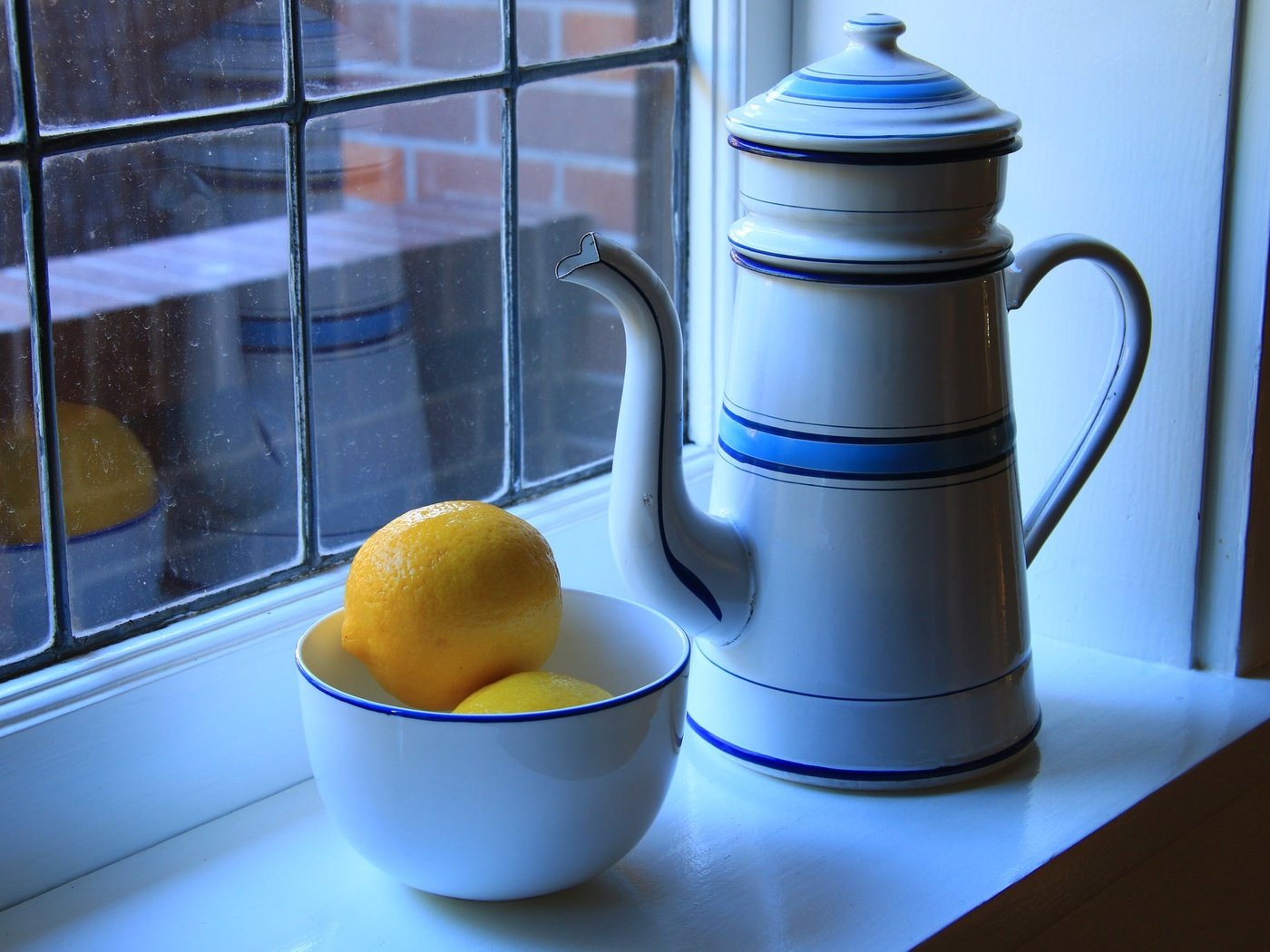 Обои окно, чайник, натюрморт, лимоны, цитрусы, пиала, window, kettle, still life, lemons, citrus, bowl разрешение 2048x1365 Загрузить