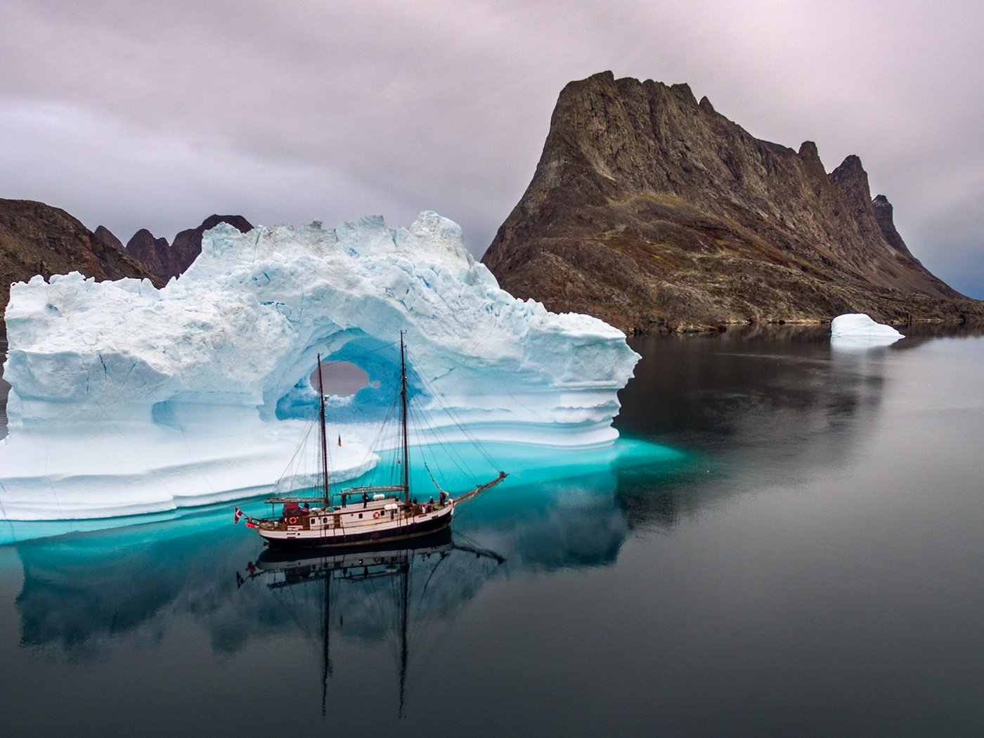 Обои скалы, отражение, пейзаж, море, корабль, лёд, айсберг, rocks, reflection, landscape, sea, ship, ice, iceberg разрешение 1920x1080 Загрузить