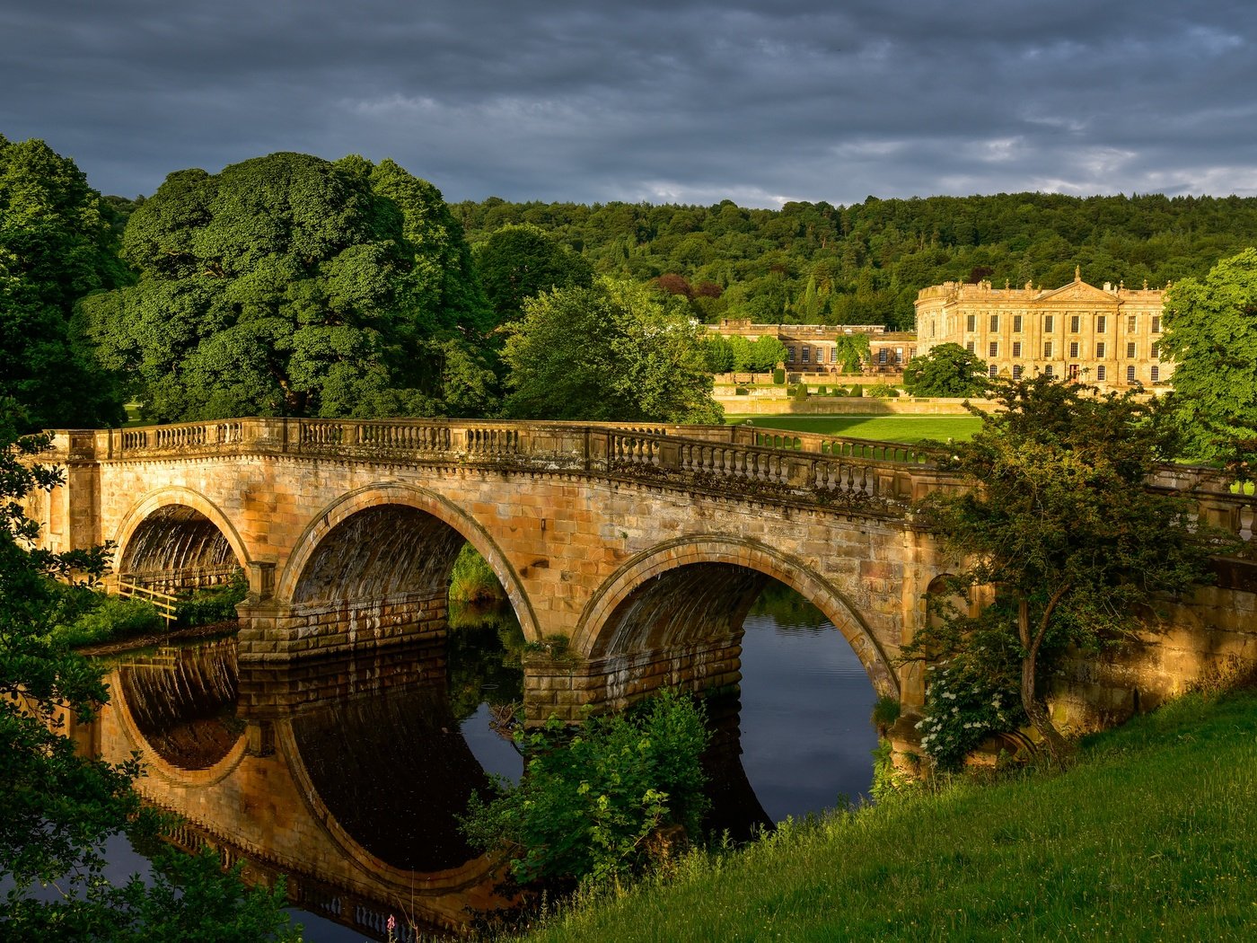 Обои трава, деревья, река, зелень, мост, великобритания, дворец, derbyshire, chatsworth house, grass, trees, river, greens, bridge, uk, palace разрешение 4000x2670 Загрузить