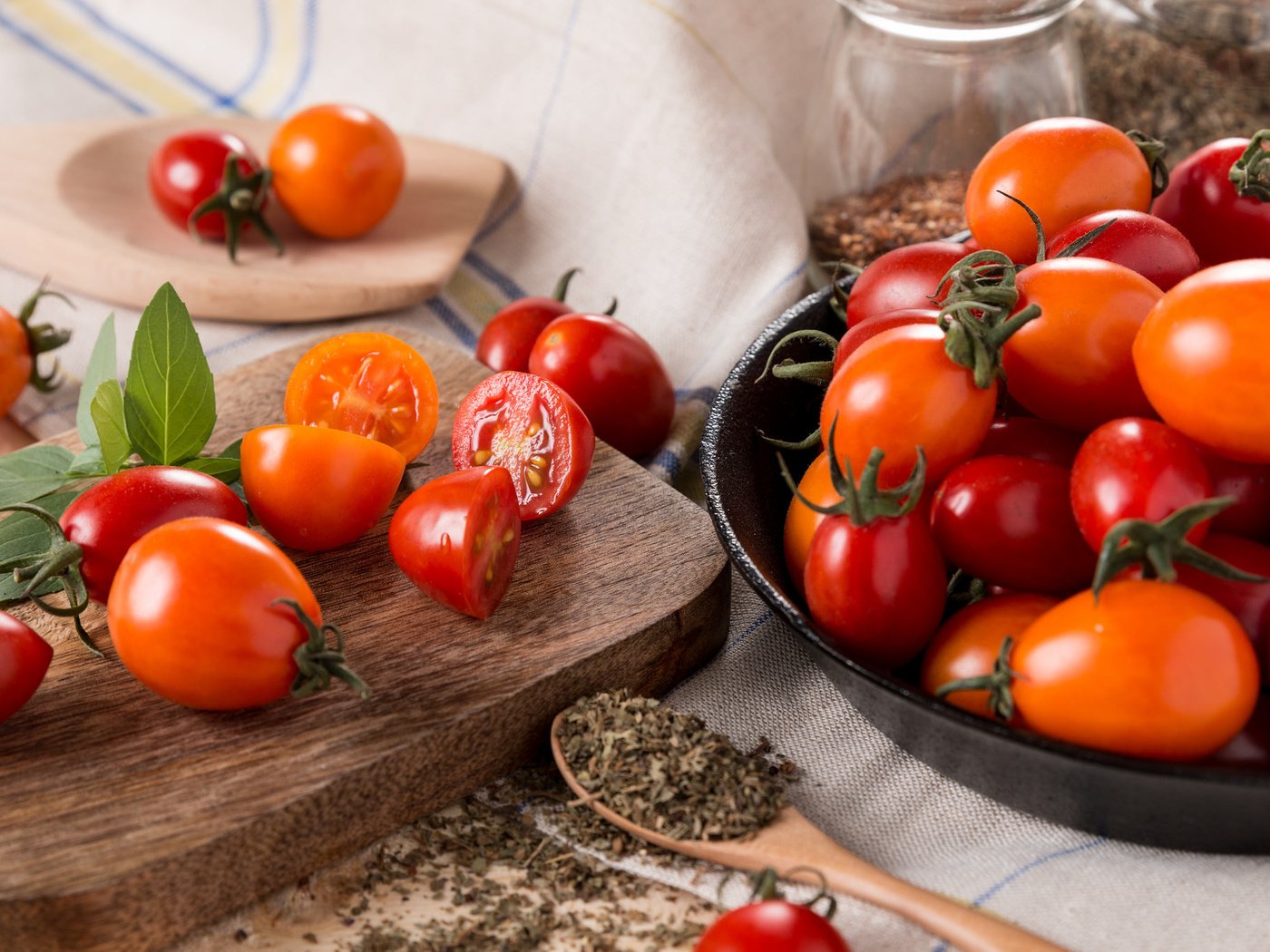 Обои овощи, помидоры, томаты, специи, vegetables, tomatoes, spices разрешение 2048x1365 Загрузить