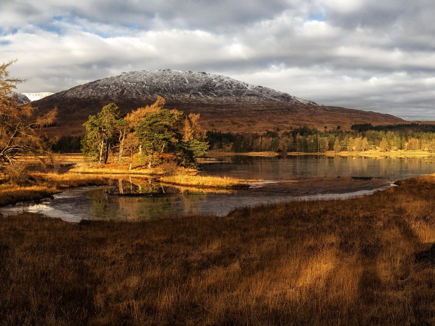 Обои трава, облака, деревья, озеро, горы, берег, шотландия, grass, clouds, trees, lake, mountains, shore, scotland разрешение 3500x2000 Загрузить