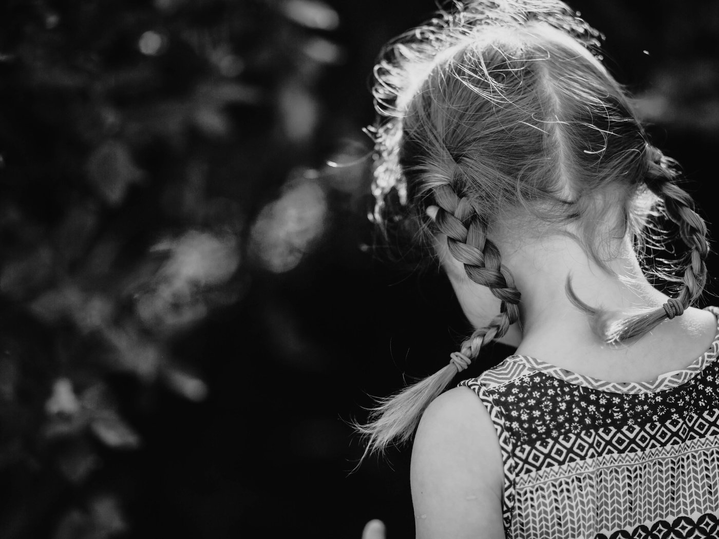 Обои чёрно-белое, дети, девочка, спина, косички, black and white, children, girl, back, braids разрешение 5760x3840 Загрузить