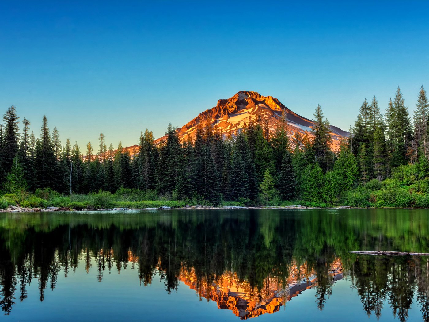 Обои небо, деревья, вода, озеро, берег, лес, отражение, гора, the sky, trees, water, lake, shore, forest, reflection, mountain разрешение 3000x2000 Загрузить